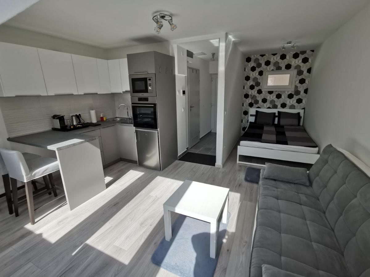 Antracit Apartman - Free Parking Pětikostelí Exteriér fotografie